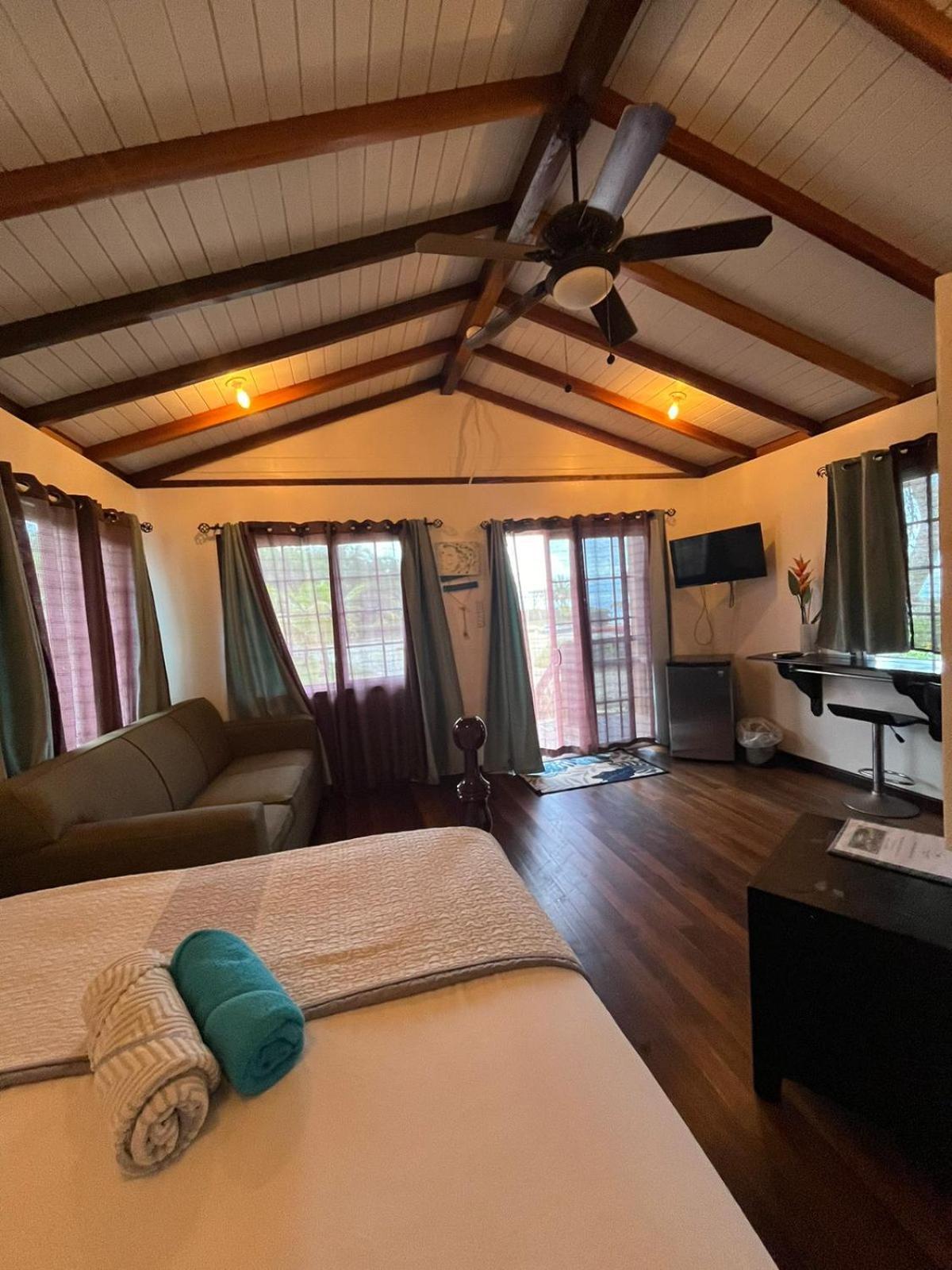 Seaside Chateau Resort Cidade de Belize Exterior foto
