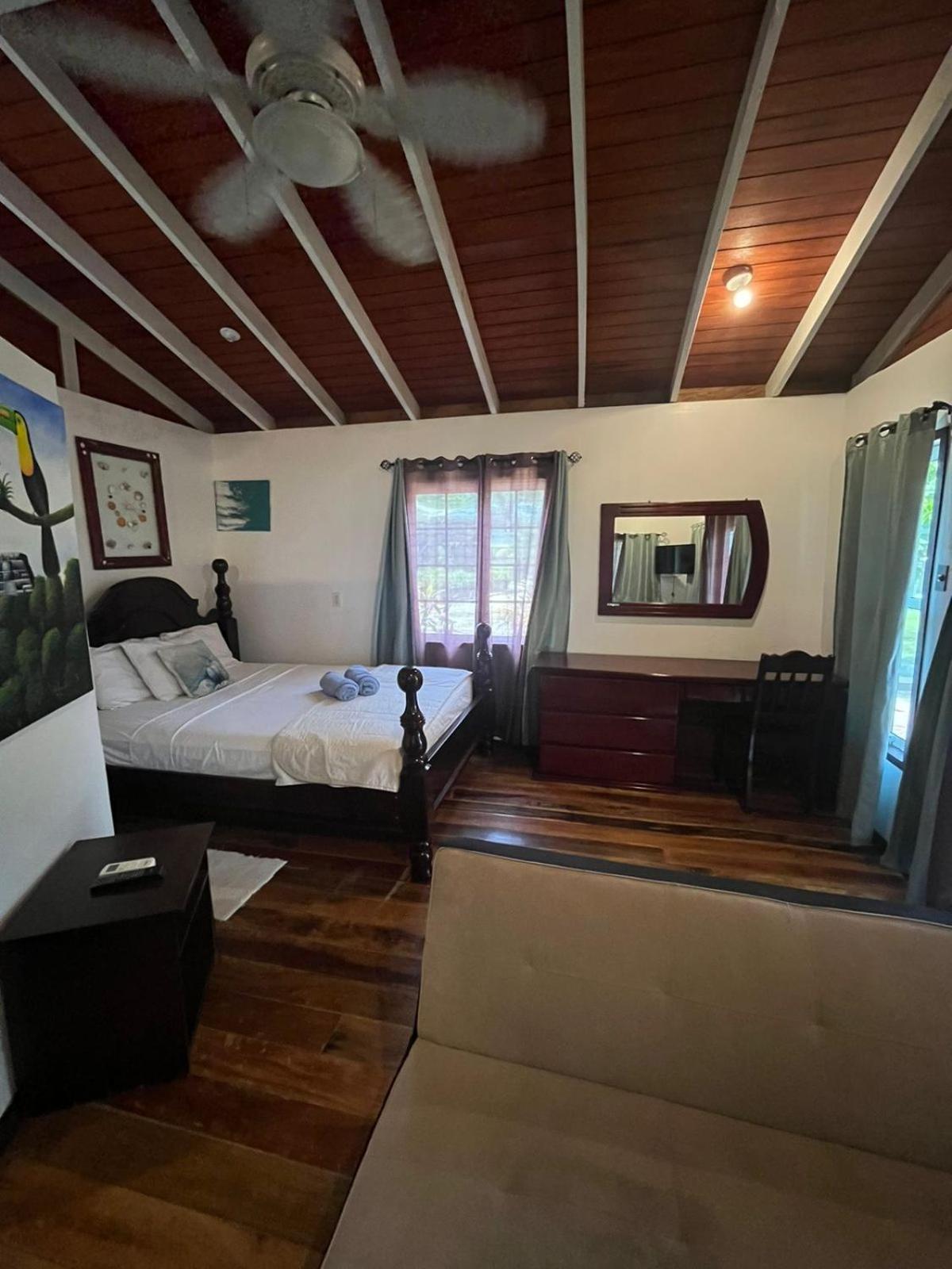 Seaside Chateau Resort Cidade de Belize Exterior foto